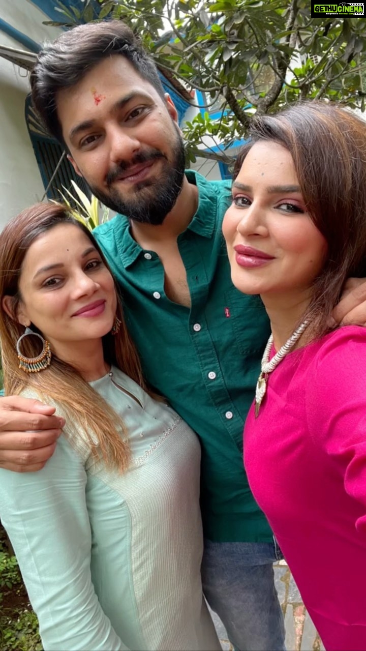 Aashka Goradia Instagram - Happy Rakshabandhan to all broskis and sistas… ❤️❤️❤️ . . . #poweroflove