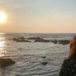 Aasiya Kazi Instagram - 🌅 🌞 #sunset #sunsetlovers #sun #viral #viralvideo #video #longhair #beach #cousins #funtimes #shotoniphone #mumbai #love #reel #reels #insta #instagram