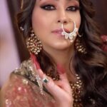 Aasiya Kazi Instagram - From the moment I saw this movie I always wanted to flip my hair just like Aishwarya did in this song… 🥰 Watch till the end @exotic_oud_india @nuzhathashir Impeccable makeup by the celebrity makeup artist @glamup_by_farah @farahptl_11 . The Queen Hair Stylist @hairtrendzbysmita . Lovely costume by @shreedesignersaree . The beautiful jewellery by @tiptopindia . Amazing cinematography by @a.m.irfann . My support system❤️ @princess_simrah & @saniya_khan_quotes #sanjayleelabhansali #humdildechukesanam #salmankhan #aishwaryarai #slowmotion #hairflip #longhair #reels