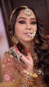 Aasiya Kazi Instagram - From the moment I saw this movie I always wanted to flip my hair just like Aishwarya did in this song… 🥰
Watch till the end 

 @exotic_oud_india @nuzhathashir Impeccable makeup by the celebrity makeup artist @glamup_by_farah @farahptl_11 
.
The Queen Hair Stylist @hairtrendzbysmita 
.
Lovely costume by @shreedesignersaree 
.
The beautiful jewellery by @tiptopindia 
.
Amazing cinematography by @a.m.irfann 
.
My support system❤️ @princess_simrah & @saniya_khan_quotes #sanjayleelabhansali #humdildechukesanam #salmankhan #aishwaryarai #slowmotion #hairflip #longhair #reels