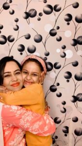 Aasiya Kazi Instagram - 😍💛🥰
#shotoniphone #oldvideo #niecelove❤️ #niece #love