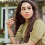 Aasiya Kazi Instagram – She’s a floating feather,in love with the wind…🌬
Photographer:- @jaysingal_ 
Stylist:- @yashasvisingh19 
Stylist Association:- @dharmishthadagia 
Wearing:- @westsidestores 
Hair:- @meenakshikolvankar 
Make up:- @suryakant_makeup_artist 
Earrings:- @thepurpletrunkstore