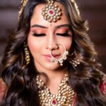 Aasiya Kazi Instagram - ✨💫 Shoot for @exotic_oud_india @nuzhathashir Impeccable makeup by the celebrity makeup artist @glamup_by_farah @farahptl_11 . The Queen Hair Stylist @hairtrendzbysmita . Lovely costume by @shreedesignersaree . The beautiful jewellery by @tiptopindia . Amazing cinematography by @a.m.irfann . My support system❤️ @princess_simrah & @saniya_khan_quotes #exoticoudindia #gazdar #nuzhathashir #aasiyakazi