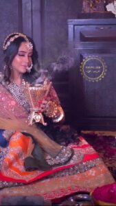 Aasiya Kazi Instagram - @exotic_oud_india hoping on to the trend with our favourite @aasiya_o9 👑❣️ ✨ @exotic_oud_india #exotic_oud_india ✨ #nuzhathashir #aasiyakazi #gazdar #instagood #instagram #instafood #instadaily #exotic #exoticoud #trendingreels #arabic #reels #reelsinstagram #reelitfeelit #luxury #luxurylifestyle #rich #richlife #love #super #madhoshi #madhoshi 𝓥𝓲𝓫𝓮𝓼