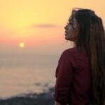 Aasiya Kazi Instagram – Skies have the best set of crayons 🌅 

Captured by:- @jaysingal_ 
Stylist:- @yashasvisingh19 
Hair:- @meenakshikolvankar 
Make up:- @suryakant_makeup_artist 

#sunset #sun #love #photo #photoshoot #actorslife #mumbai #viral Mumbai – मुंबई