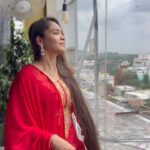Aasiya Kazi Instagram - It’s ok to be a lil obsessed with your hair 🥰 #longhair #love #indian #indiandress #red #instalike #reelitfeelit #reels