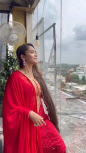 Aasiya Kazi Instagram - It’s ok to be a lil obsessed with your hair 🥰

#longhair #love #indian #indiandress #red #instalike #reelitfeelit #reels