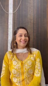 Aasiya Kazi Instagram - If you all haven’t tried then do it now, woh bhi Emily ke style mein! 😉 Aur dekhiye #anandibaaauremily Somvaar Se Shanivaar, shaam 6:30 baje, StarPlus par