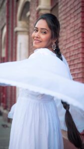 Aasiya Kazi Instagram - One of my fav 🎶🎵 
.
.
.
.
.
.
.

#viral #viralvideos #viralvideos #trending #trendingreels #trendingsongs #like #likesforlike #likeforfollow #fyp #foryoupage #foryou