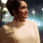 Aasiya Kazi Instagram - ✨🌟 Photographer:- @jaysingal_ Stylist:- @yashasvisingh19 Makeup:- @thombrekapil Hair:- @meenakshikolvankar #photoshoot #night #nightphoto #nightphotoshoot #camera #love