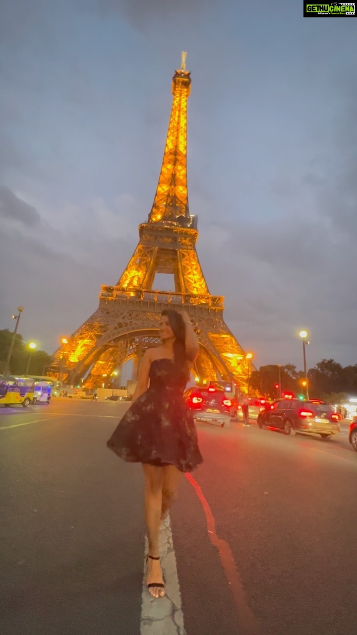 Adaa Khan Instagram - J’ADORE 💘 PARIS . . 🧣 - @nidhikurda . #feelkaroreelkaro #fashiontrends #fashionfeed #stylefile #lookbook #fashionlikeadaa #reeling #reels #reelsgram #stylebuzz #adaakhann #paris #travel #travelholic #adaventure #eiffeltower #grateful