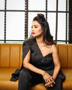 Adaa Khan Instagram - Love is in the H-AIR🖤 . . 📸: @photoeekaysid 💄: @imgalibshaikh 💇🏻‍♀️: @shabnam1014 🧣: @nishankh_sainani 👗: @zeel_ritu_agarwal . . . #ootd #photooftheday #fashion #style #ootdinspo #instagood #instadaily #fashionista #stylefile #lookbook #fitgirls #stylish #fashionbuzz #styling #fashionlikeadaa #adaakhann