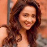 Adaa Khan Instagram – Roz  Rose ka drama ,kabhi babu, kabhi shona!!🌹🥀🤪
.
🎥: @photoeekaysid
📍: @marketcitykurla
💄: @makeupbysheryl.b
 💇🏻‍♀️: @surbhi_mahabale
 🧣: @nidhikurda 
.
#feelkaroreelkaro #feelitreelit #reelsinsta  #sonare #romantic #romance #bollywood #fairytale #reelsinstagram #instagood #fyp #viral #adaakhan
