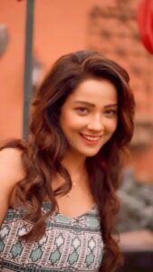 Adaa Khan Instagram - Roz  Rose ka drama ,kabhi babu, kabhi shona!!🌹🥀🤪
.
🎥: @photoeekaysid
📍: @marketcitykurla
💄: @makeupbysheryl.b
 💇🏻‍♀️: @surbhi_mahabale
 🧣: @nidhikurda 
.
#feelkaroreelkaro #feelitreelit #reelsinsta  #sonare #romantic #romance #bollywood #fairytale #reelsinstagram #instagood #fyp #viral #adaakhan
