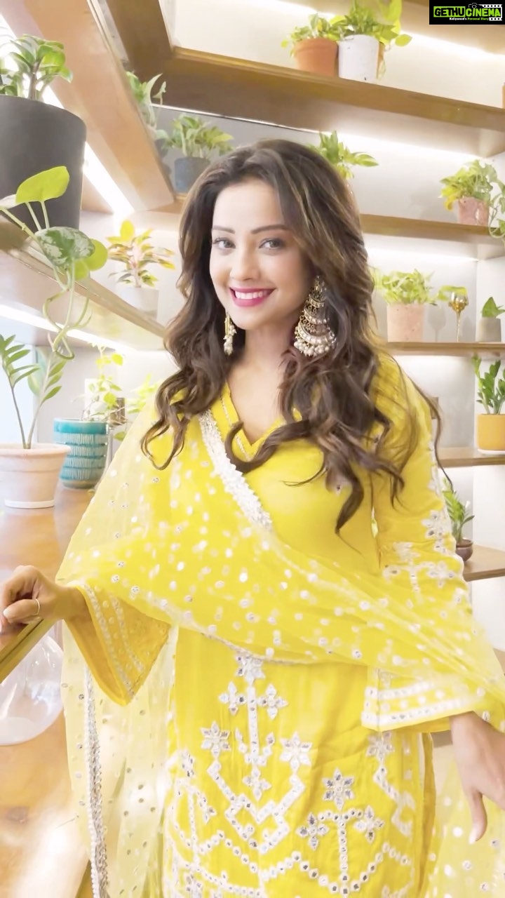 Adaa Khan Instagram - Dekhne mein lagta sirphira!π€ͺ . . . π₯: @photoeekaysid π: @ishaaraindia @marketcitykurla π: @makeupbysheryl.b ππ»ββοΈ: @surbhi_mahabale π: @gopivaiddesigns . . . #feelkaroreelkaro #feelitreelit #reelsinstagram #reeling #instagood #chaandbaaliyan #romantic #bollywood #trending #indianwear #desifashion #adaakhan