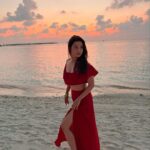 Adaa Khan Instagram - “Golden hour is my happy hour”🌞 . . 🧣- @nidhikurda 👗- @poshaffair.co @vblitzcommunications #sunset #shine #maldives #vacation #sunsetvibes #goodvibes #star #beach #style #stylish #vacation #vacacy #instagood #instadaily #adaakhan Kandima Maldives