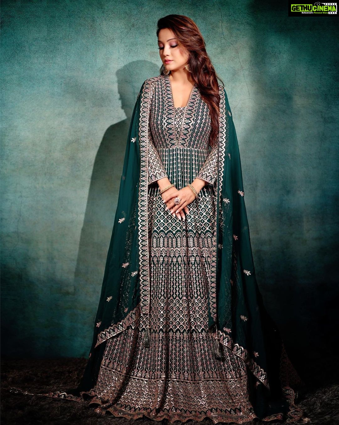 Adaa Khan Instagram - Inhale 'Sabr’, Exhale ' Shukr' ! 💚 . . . 📸: @prashantsamtani 👗: @kalkifashion 🧣: @nidhikurda . . . #iftaar #iftaarparty #fashion #festivefashion #ootdinspo #stylefile #stylish #partywear #fashionfever #stylegoals #ethnicwear #festivewear #stylebuzz #lookbook #fashionlikeadaa #adaakhan