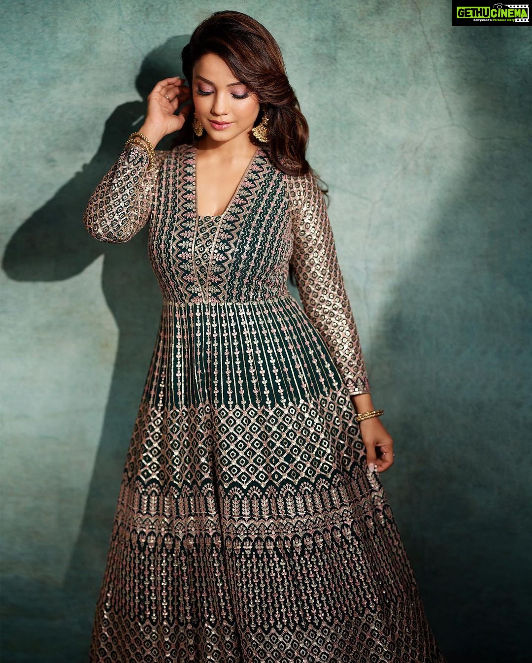 Adaa Khan Instagram - Inhale 'Sabr’, Exhale ' Shukr' ! 💚 . . . 📸: @prashantsamtani 👗: @kalkifashion 🧣: @nidhikurda . . . #iftaar #iftaarparty #fashion #festivefashion #ootdinspo #stylefile #stylish #partywear #fashionfever #stylegoals #ethnicwear #festivewear #stylebuzz #lookbook #fashionlikeadaa #adaakhan