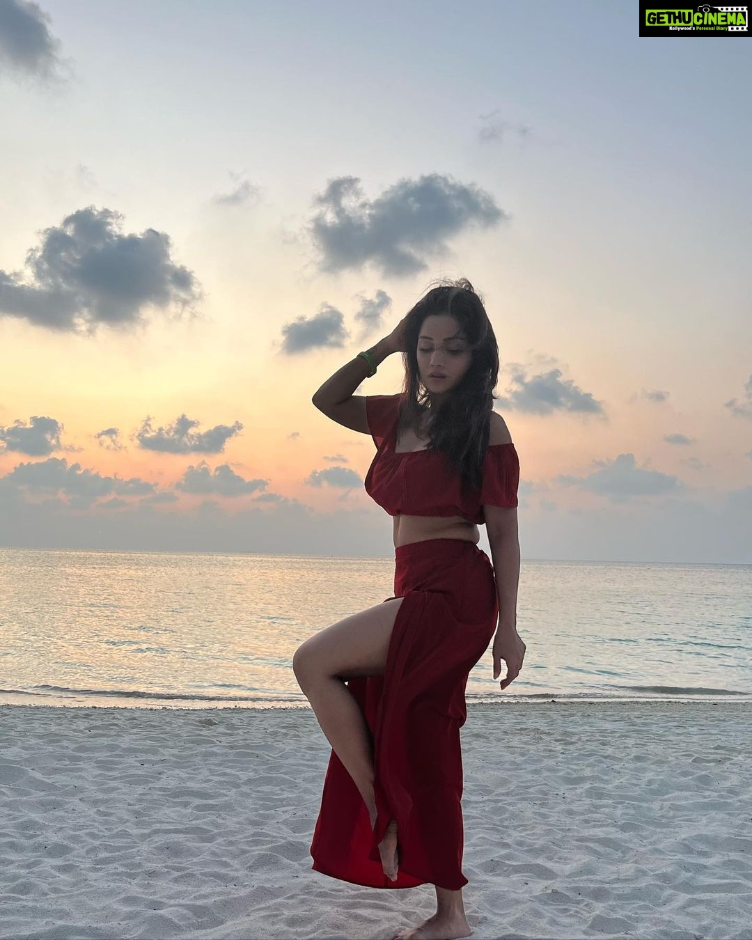 Adaa Khan Instagram - “Golden hour is my happy hour”🌞 . . 🧣- @nidhikurda 👗- @poshaffair.co @vblitzcommunications #sunset #shine #maldives #vacation #sunsetvibes #goodvibes #star #beach #style #stylish #vacation #vacacy #instagood #instadaily #adaakhan Kandima Maldives