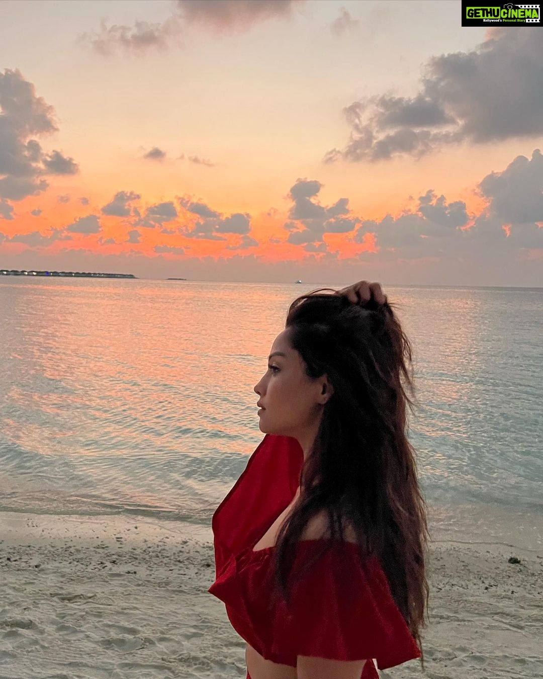 Adaa Khan Instagram - “Golden hour is my happy hour”🌞 . . 🧣- @nidhikurda 👗- @poshaffair.co @vblitzcommunications #sunset #shine #maldives #vacation #sunsetvibes #goodvibes #star #beach #style #stylish #vacation #vacacy #instagood #instadaily #adaakhan Kandima Maldives