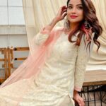 Adaa Khan Instagram – Ease in the breeze of Love! 🤍

.
.
#photooftheday #indian #ootd #ootdfashion #fashionista #stylefile #lookbook #indianwear #classic #weekendvibes #weekend #adaakhan
