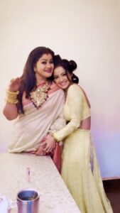 Adaa Khan Instagram - Meri overacting ki dukaan wapis  aa rahi hai, par iss baar ek alag andaaz mein... I love you so much @sudhaachandran ji ♥️

Also all the best to @ektarkapoor mam  @tejasswiprakash and the team of naagin6 u guys gonna rock it ♥️
.
.
.
#feelkaroreelkaro #feelitreelit #yasha #kaalinaagin #overactingkidukaan #naagin6 #naagin1 #naagin #colors #sudhachandran #reunion #instagood #weekend #weekendvibes #adaakhan