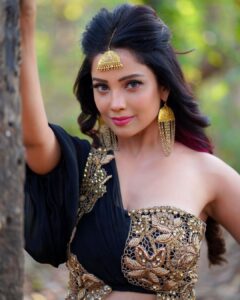 Adaa Khan Instagram - Sesha aa rahi hai aaj... How excited are you? 🐍
.
.
📹: @cbfilmz_
.
.
#naagin #basantpanchami #naagin6 #shesha #photooftheday #instagood #instadaily #fashion #stylish #fashionfever #weekendvibes #weekend #adaakhan