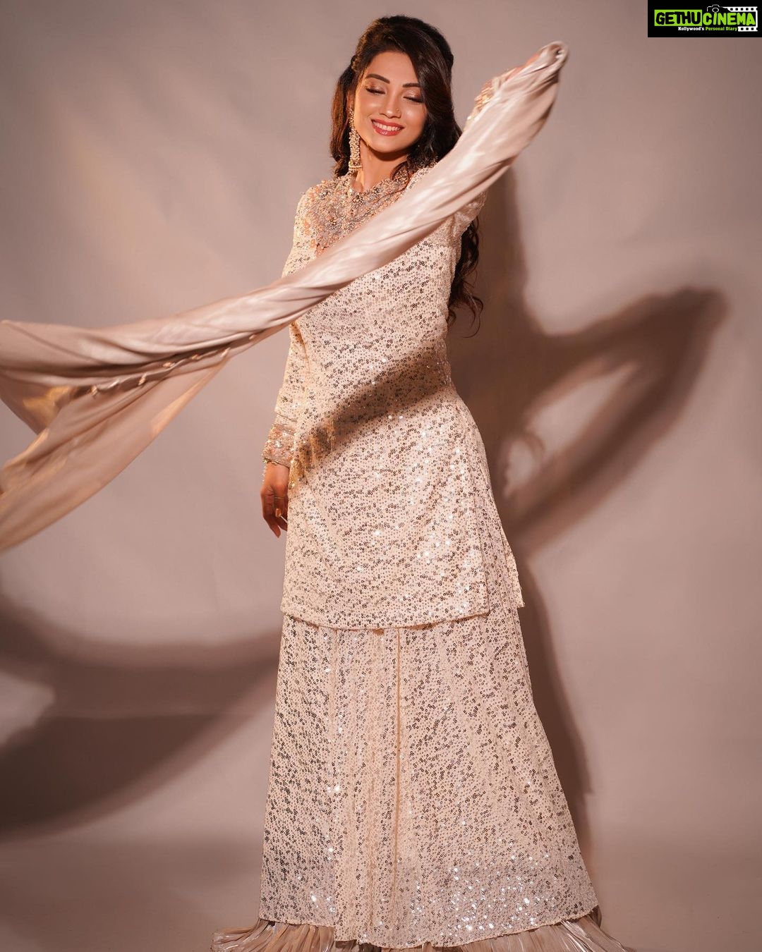 Adaa Khan Instagram - Chashme Baddoor 🧿💫 . . . . . #lookbook #stylefile #ootd #ootdfashion #fashion #style #stylish #fashionfever #stylebuzz #fashionista #fashionlikeadaa #instagood #picoftheday #ootdinspo #adaakhan #traditionalwear