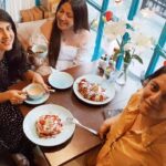 Addite Shirwaikar Malik Instagram – Strawberries & conversations….Blessed to have u both.. Our strawberry special menu a must try at @thehomemadecafeandbar oshiwara & Juhu.. ma personal fav is our strawberry burrito.. love love love it..
#foodporn #instafood #strawberry #loveforfood 😍❤️🍓