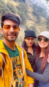 Additi Gupta Instagram - Makeshift merry-go-round on a cliff…of course with safety measures 🤣🤣 accompanied by @dhamidrashti @additigupta but @rittichopra found it life threatening and too dangerous after an hour and a half trek. 😄