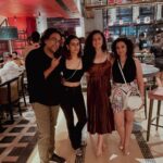 Additi Gupta Instagram – What a night⚡️ @foomumbai 
Thankyou @rinaygupta @yg0412 for hosting us… love love the food n the cocktails !!✌🏼 Andheri West