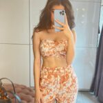 Aditi Bhatia Instagram - nobody clicks my pics so mirror selfies to the rescue 🧡 @revolve #RevolveMe