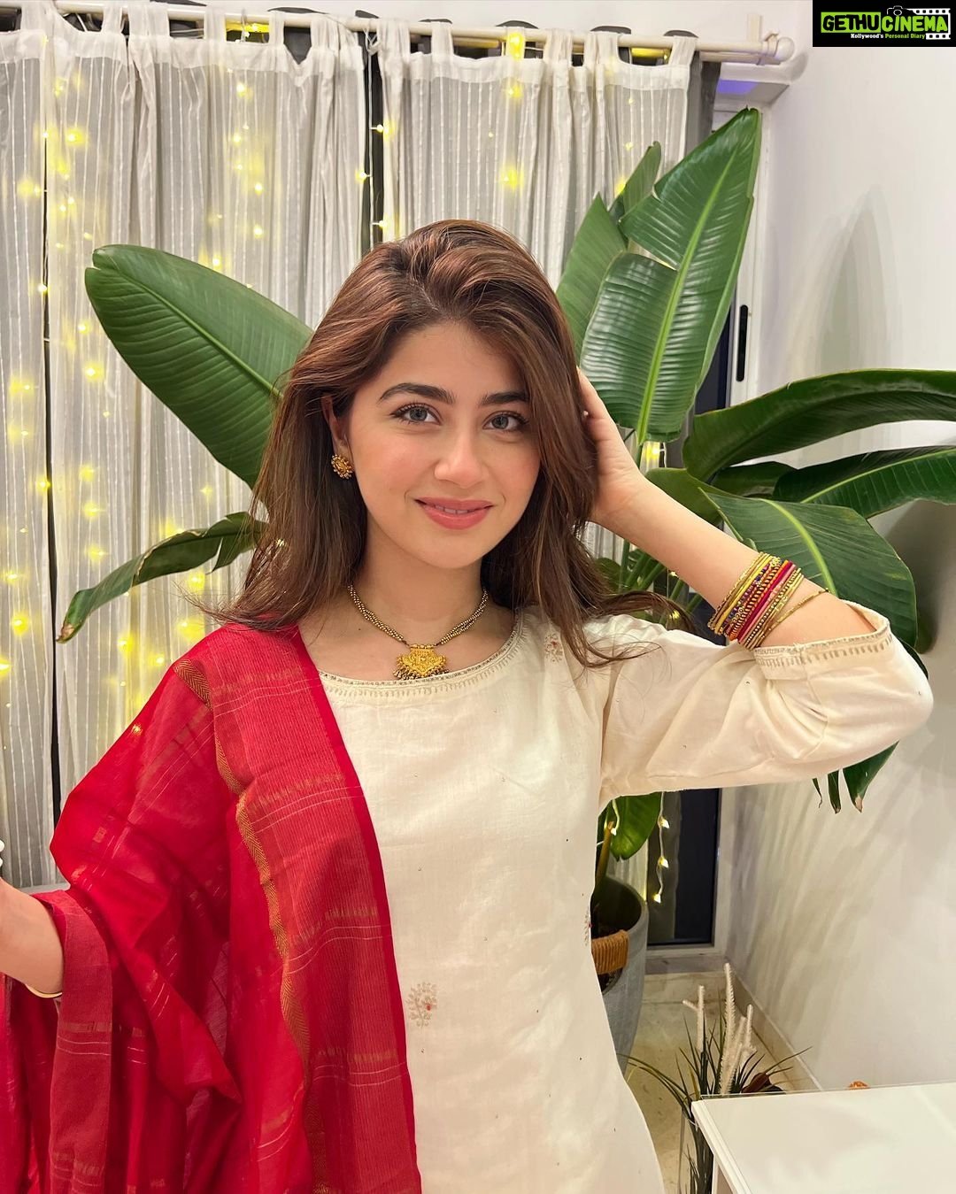 Aditi Bhatia Instagram - was too busy eating ladoos and becoming one 🫢 #latediwalipost Happy Diwali 🪔💫🤍✨