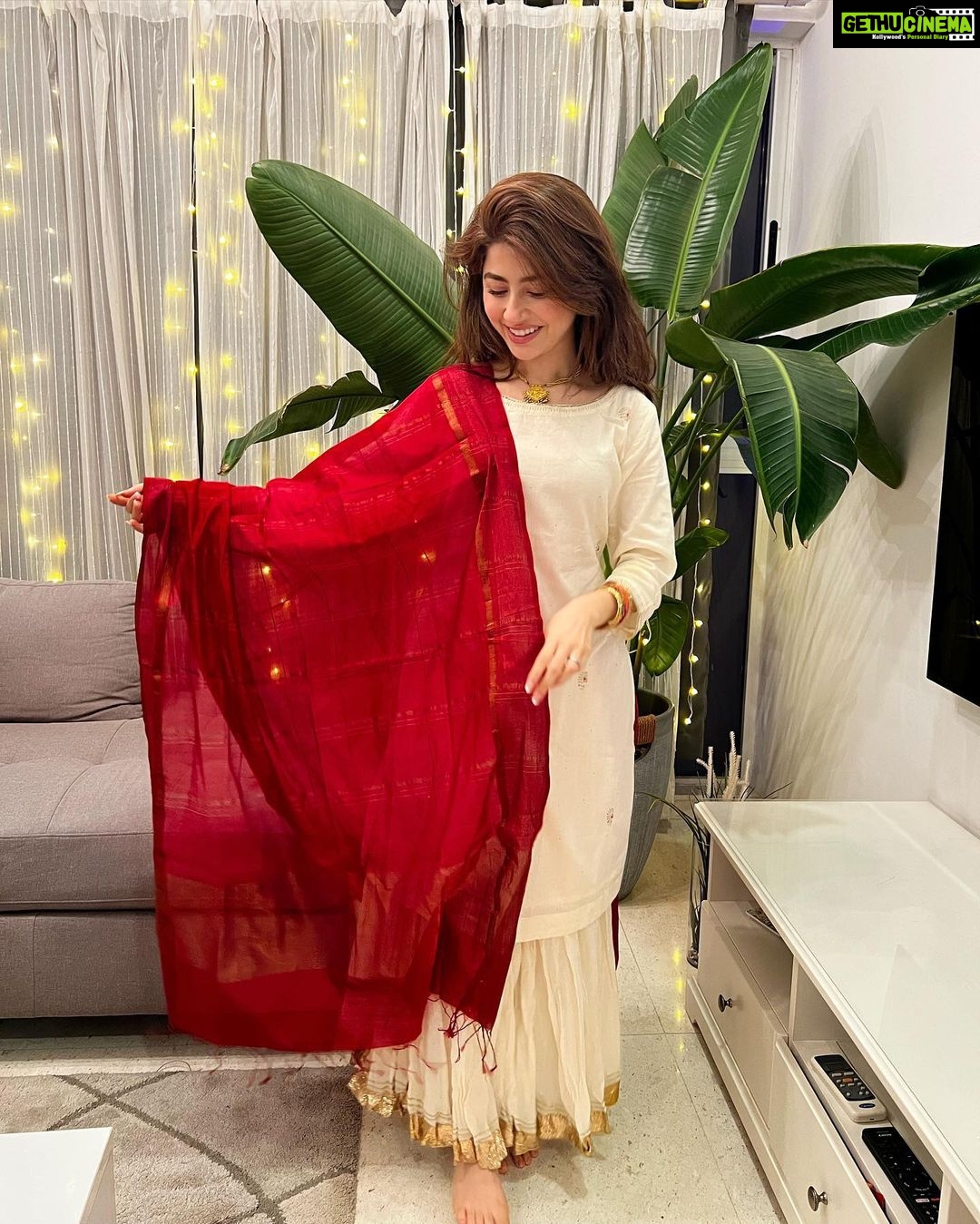 Aditi Bhatia Instagram - was too busy eating ladoos and becoming one 🫢 #latediwalipost Happy Diwali 🪔💫🤍✨