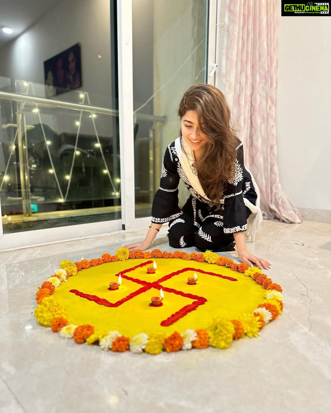 Aditi Bhatia Instagram - was too busy eating ladoos and becoming one 🫢 #latediwalipost Happy Diwali 🪔💫🤍✨
