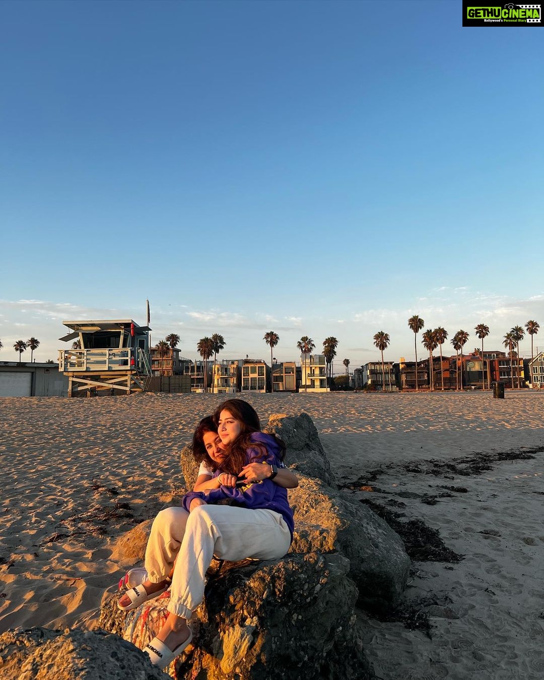 Aditi Bhatia Instagram - beach day with my new bff @bhatia_bina 🙉 Venice