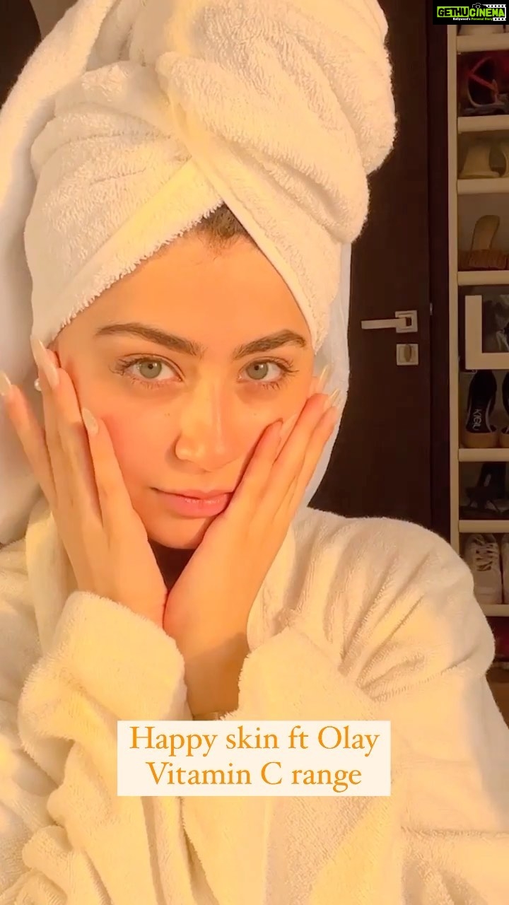 Aditi Bhatia Instagram - Slay your Summer Skincare Routine with Olay's Vitamin C Serum & Moisturiser. They penetrate 10 layers deep into the skin, two times faster. All you have to do is, Step 1: Apply Olay Vitamin C Serum Step 2: Lock the goodness by applying Olay Vitamin C Moisturiser This has helped me reduce dark spots, pigmentation, and blemishes π€ You can also check out the Hyaluronic Acid & Cica Serum from this range which helps fight different skincare concerns. Use my code: SUPER35 to get amazing discounts on Nykaa π #Ad #SkinSoDeepInLove #OlaySuperSerums #OlayVitaminCSerum #OlayVitaminCMoisturiser #Skincare