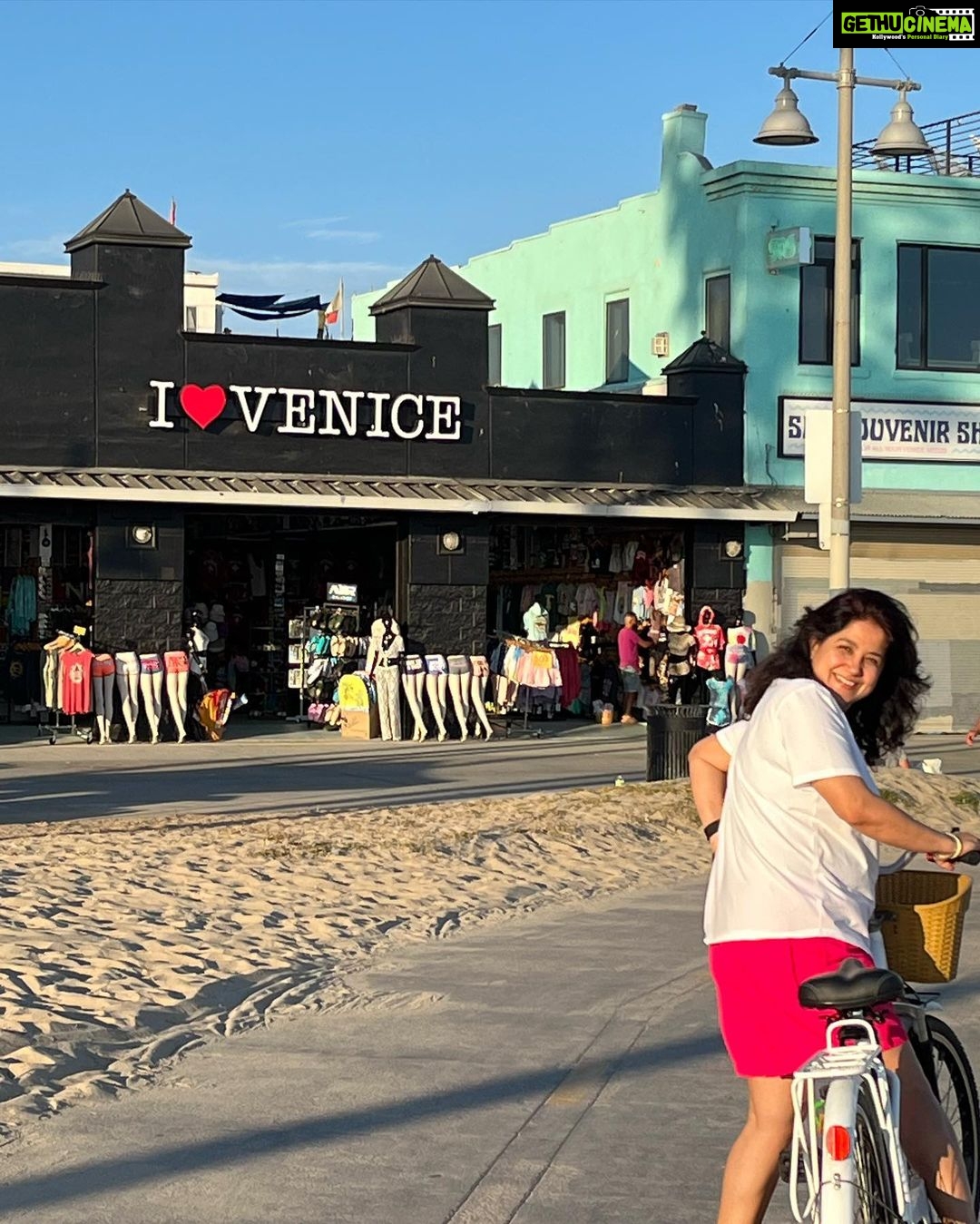 Aditi Bhatia Instagram - beach day with my new bff @bhatia_bina 🙉 Venice