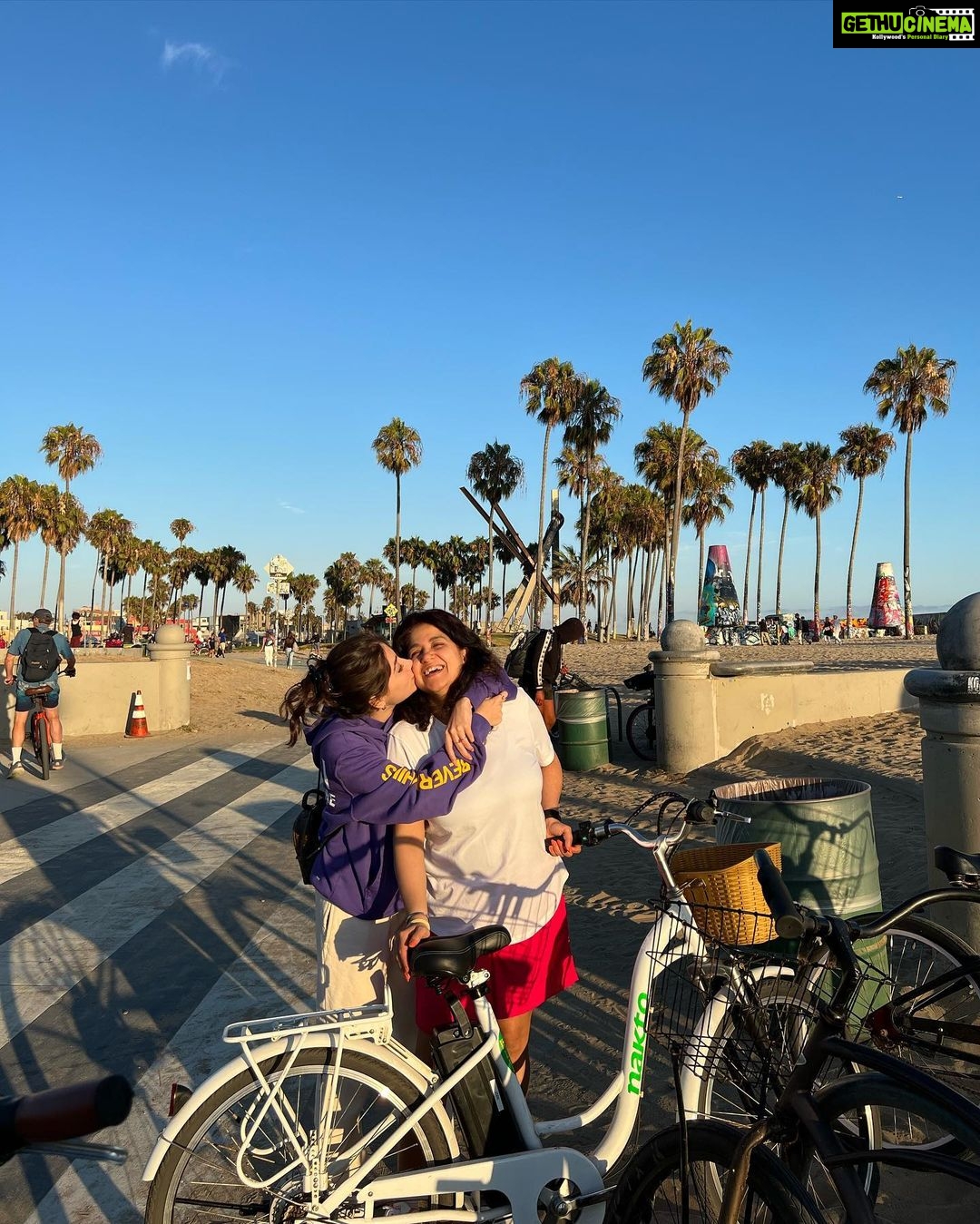 Aditi Bhatia Instagram - beach day with my new bff @bhatia_bina 🙉 Venice