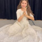 Aditi Bhatia Instagram - Presenting my attempt of performing aangik and swatik abhinay on one of my favourite legendary songs 🫶🏻 choreography by my Guruji @rajendrachaturvedi 🤍