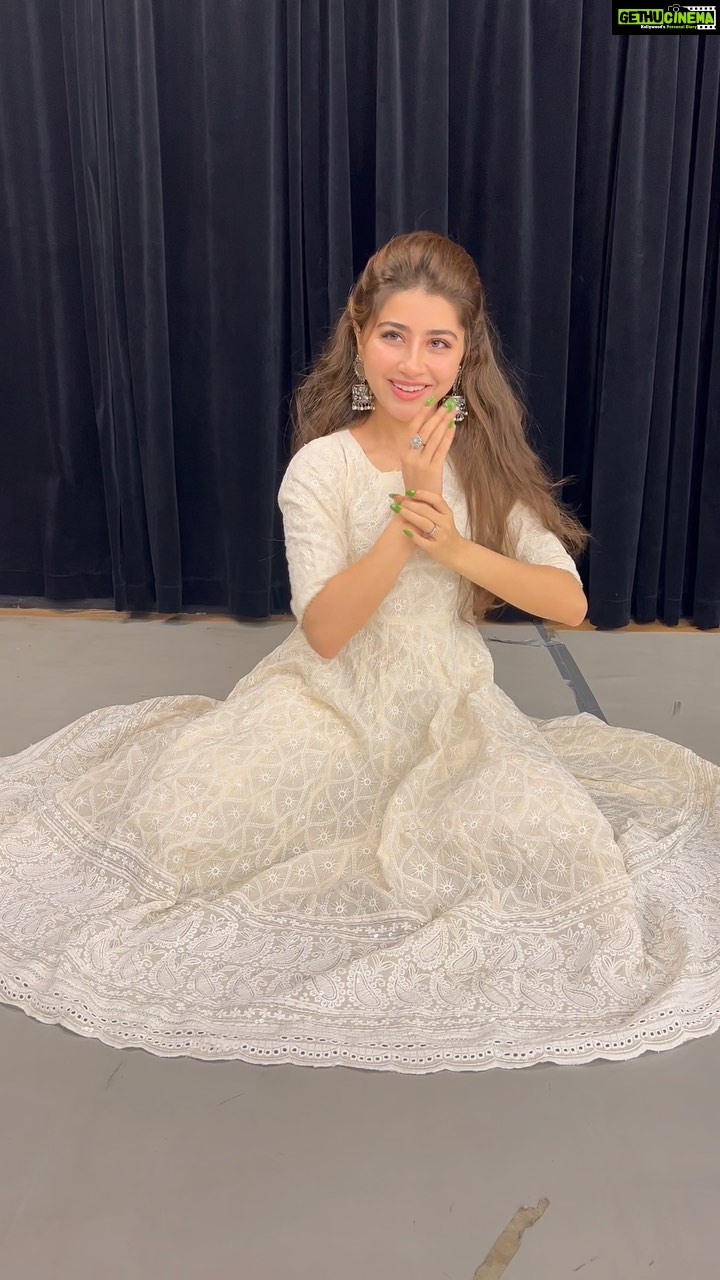 Aditi Bhatia Instagram - Presenting my attempt of performing aangik and swatik abhinay on one of my favourite legendary songs π«Άπ» choreography by my Guruji @rajendrachaturvedi π€