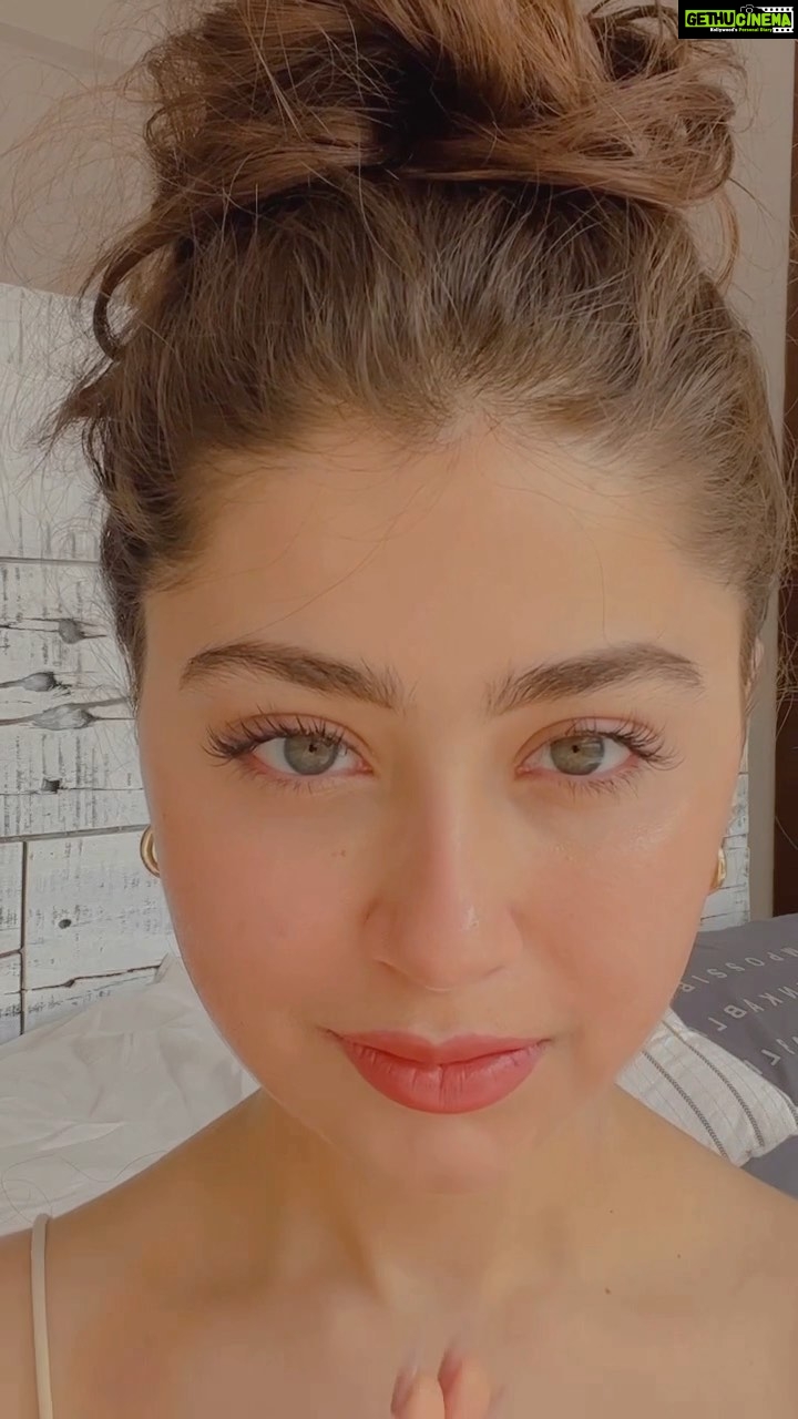 Aditi Bhatia Instagram - Since I've incorporated these two products - @kamaayurveda 's Kumkumadi Biphase Essence & Clarifying Cleansing Oil to my skin care routine,I am absolutely loving how great it has worked for my skin. This 2 in 1 mist is the only thing I use before I step out for that on-the -go glow ✨✨ #KamaAyurveda #Kumkumadi #Skincare #ad @thesingledesk