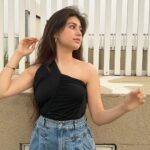 Aditi Bhatia Instagram - one step closer 🖤 @revolve #RevolveMe