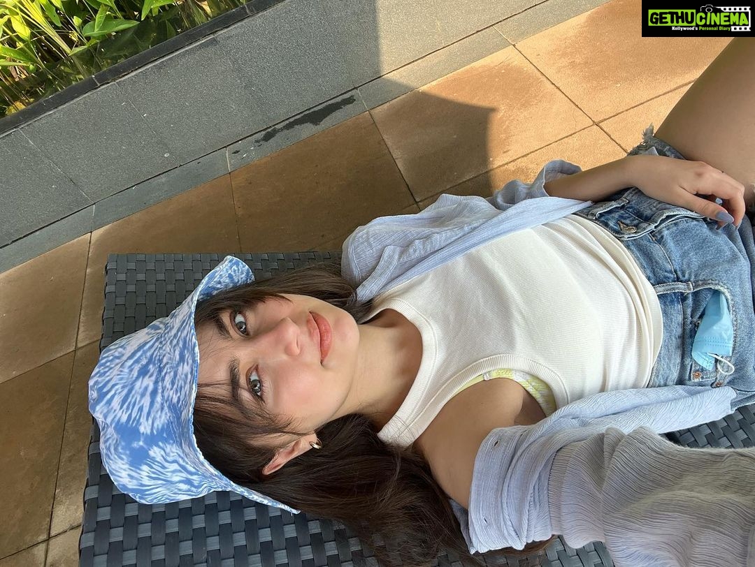 Aditi Bhatia Instagram - eaten too much, can’t move :P