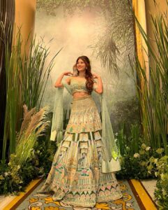 Aditi Bhatia Instagram - lately i only attend weddings and cry 🥹

Styled by: @stylebysugandhasood × @teamsugandhasood
 Assisted by: @styleitupwithmicheala × @vibhutistyles
 Outfit: @kiasacouture
Jewelry: 
Neckpiece: @kushalsfashionjewellery
Earrings: @rubans.in @oakpinionpr
