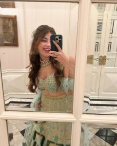Aditi Bhatia Instagram - lately i only attend weddings and cry 🥹

Styled by: @stylebysugandhasood × @teamsugandhasood
 Assisted by: @styleitupwithmicheala × @vibhutistyles
 Outfit: @kiasacouture
Jewelry: 
Neckpiece: @kushalsfashionjewellery
Earrings: @rubans.in @oakpinionpr