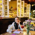 Aishwarya Khare Instagram - Cute little café’s in the middle of nowhere or on a busy street ? Any would do 🤍 . @mile.end_bali