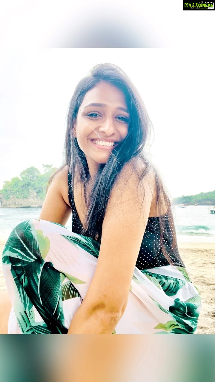 Aishwarya Khare Instagram - I leave my Sorries and my Worries by the Sea 🤍🎵