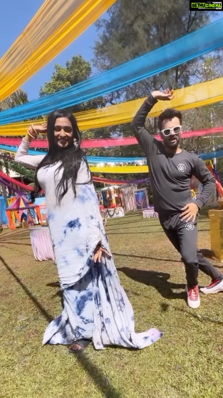 Aishwarya Khare Instagram - We aren’t in an information age, we are in an entertainment age @aishwarya_khare 💃🏿🕺🏼One Take Artist 🤩💥 . . Grey tracksuit -@danzason 🎥 @sushant_acharya_offical #bhagyalakshmi #aishwaryakhare #reels #itsthetimetodisco #viralreels #reelkarofeelkaro #instadaily #instareels #feelkarorealkaro #choreographer #himanshugadani #bollywood #tvshows