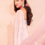 Aishwarya Khare Instagram - फूलों से वो आशना कलियों से होगी नर्म वो 🌸 . . @makeupbyfarhan @maimunasayyed786 @sacorina 📸 @tanmaymainkarstudio